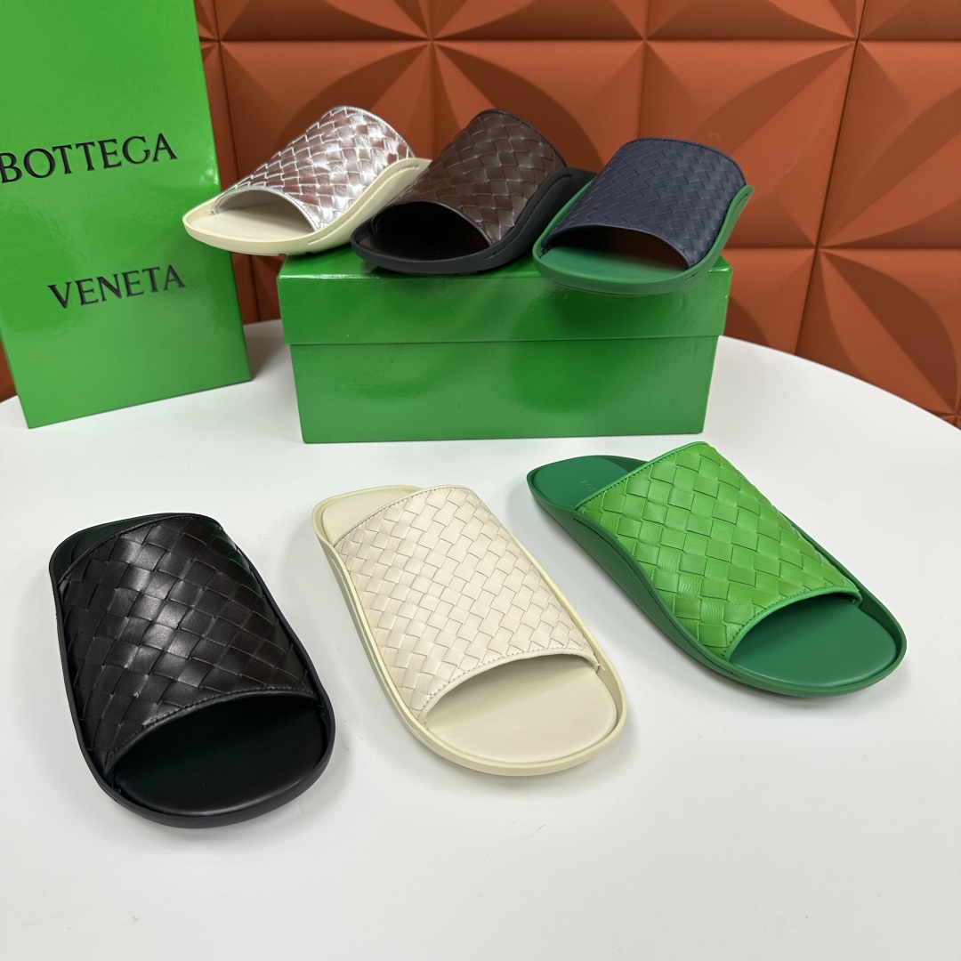 💋💍BV 新品中东凉拖鞋上🆕  鞋面采用编织牛皮，贴底车线工艺，多色彩鲜艳搭配  标志性编织设计、露趾、