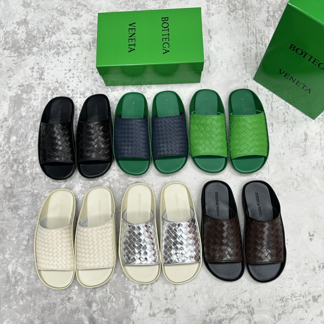 💋💍BV 新品中东凉拖鞋上🆕  鞋面采用编织牛皮，贴底车线工艺，多色彩鲜艳搭配  标志性编织设计、露趾、