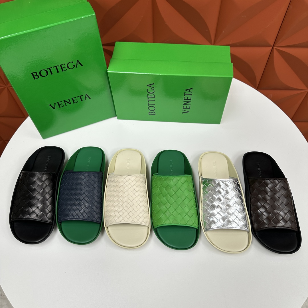 💋💍BV 新品中东凉拖鞋上🆕  鞋面采用编织牛皮，贴底车线工艺，多色彩鲜艳搭配  标志性编织设计、露趾、