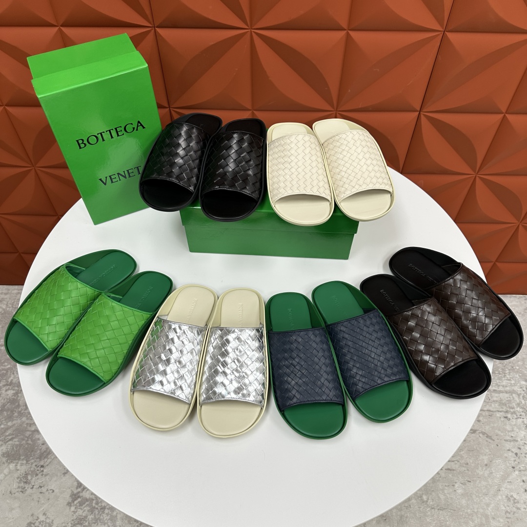 💋💍BV 新品中东凉拖鞋上🆕  鞋面采用编织牛皮，贴底车线工艺，多色彩鲜艳搭配  标志性编织设计、露趾、