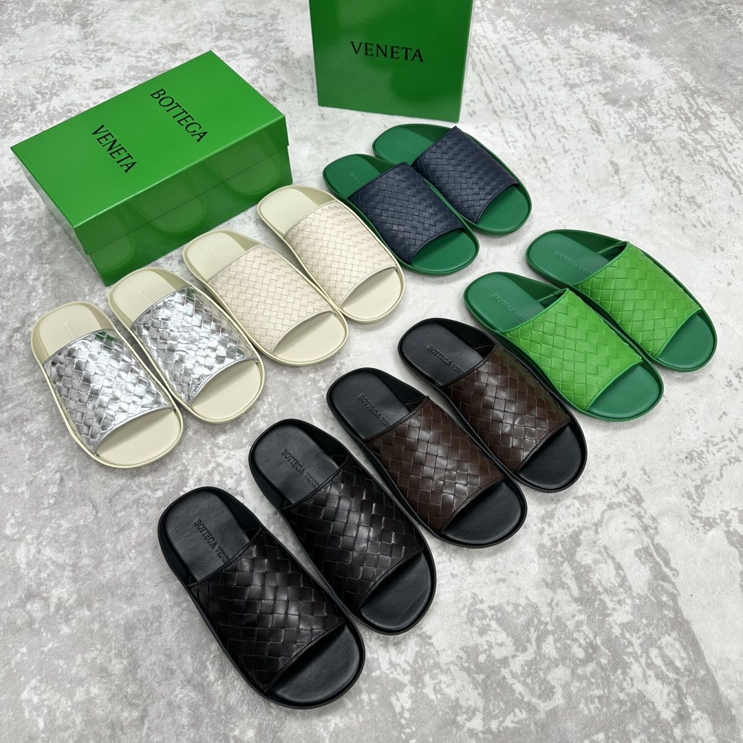 💋💍BV 新品中东凉拖鞋上🆕  鞋面采用编织牛皮，贴底车线工艺，多色彩鲜艳搭配  标志性编织设计、露趾、
