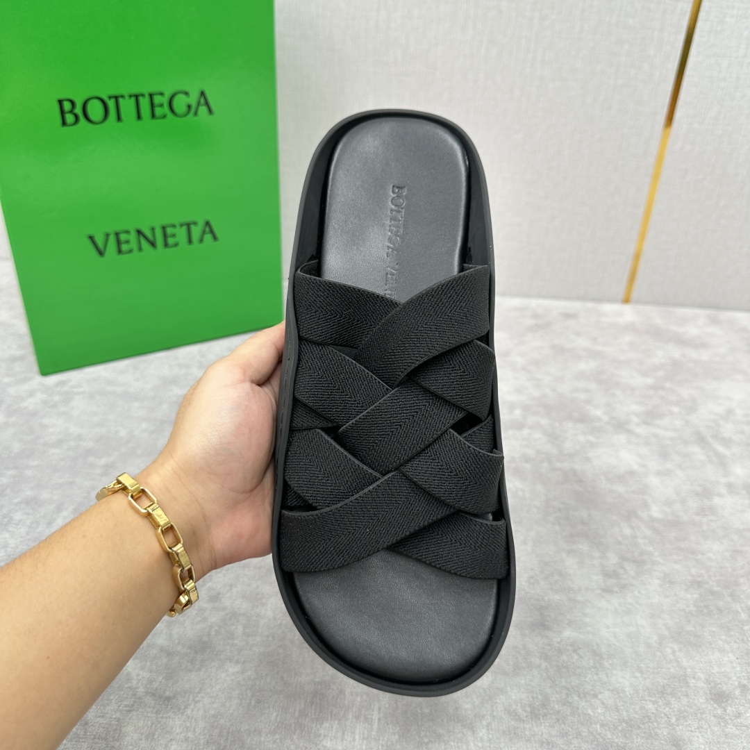 💋💍BV 新品中东凉拖鞋上🆕  鞋面采用编织弹力布，贴底车线工艺，多色彩鲜艳搭配  标志性编织设计、露趾