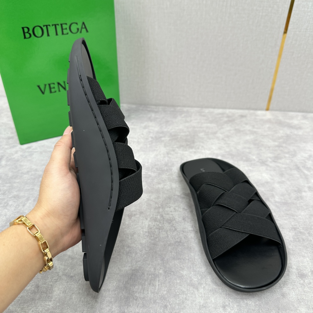 💋💍BV 新品中东凉拖鞋上🆕  鞋面采用编织弹力布，贴底车线工艺，多色彩鲜艳搭配  标志性编织设计、露趾