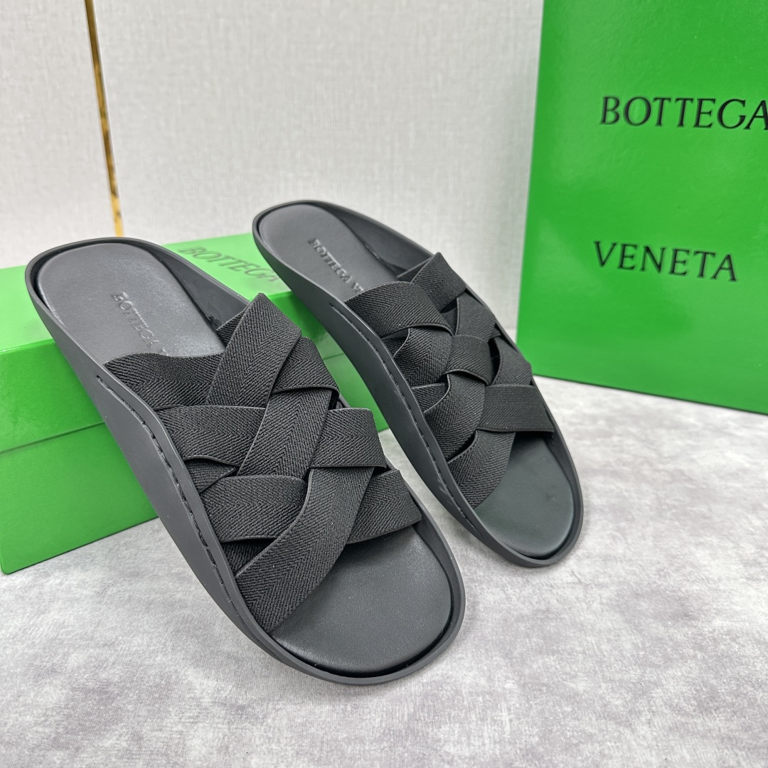💋💍BV 新品中东凉拖鞋上🆕  鞋面采用编织弹力布，贴底车线工艺，多色彩鲜艳搭配  标志性编织设计、露趾