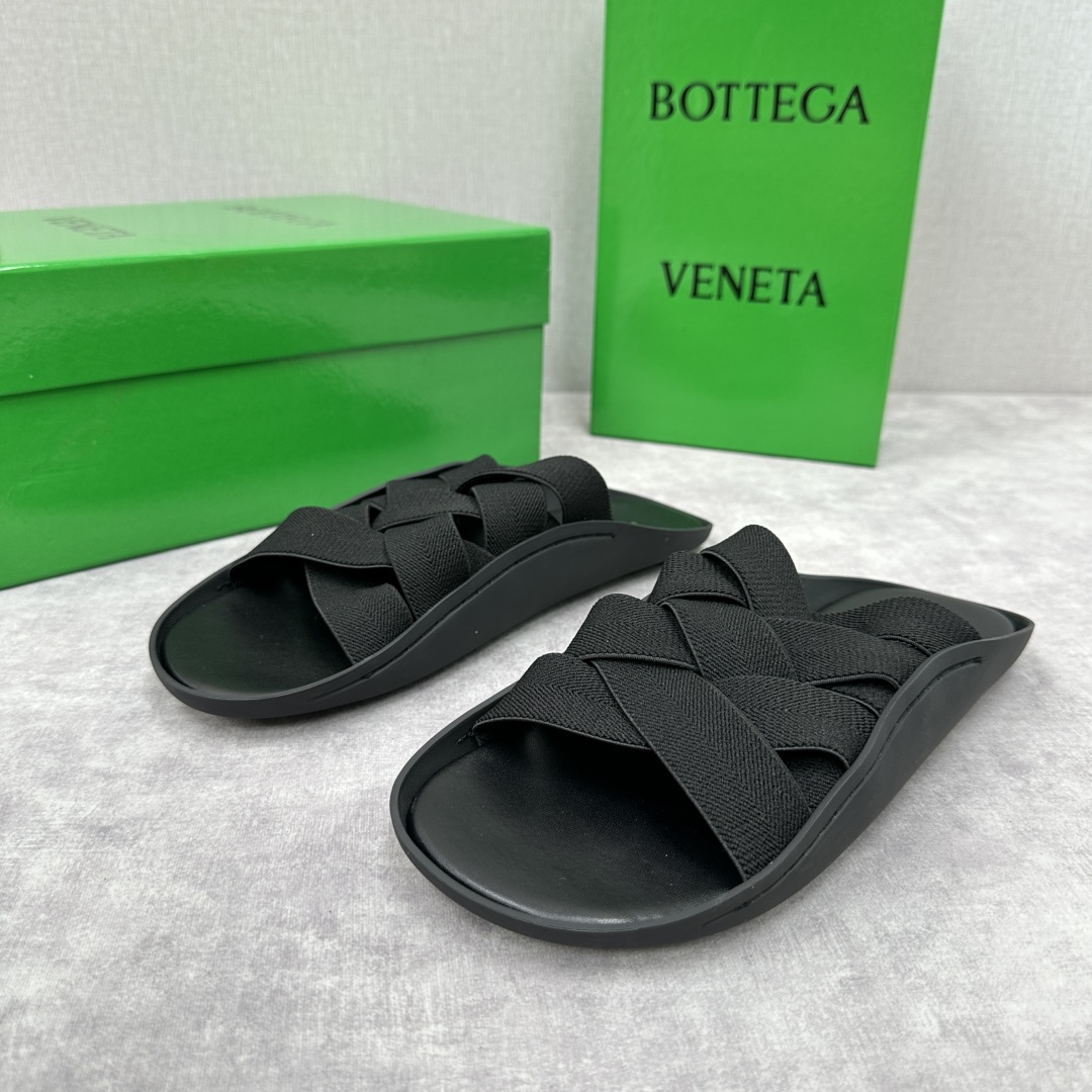 💋💍BV 新品中东凉拖鞋上🆕  鞋面采用编织弹力布，贴底车线工艺，多色彩鲜艳搭配  标志性编织设计、露趾
