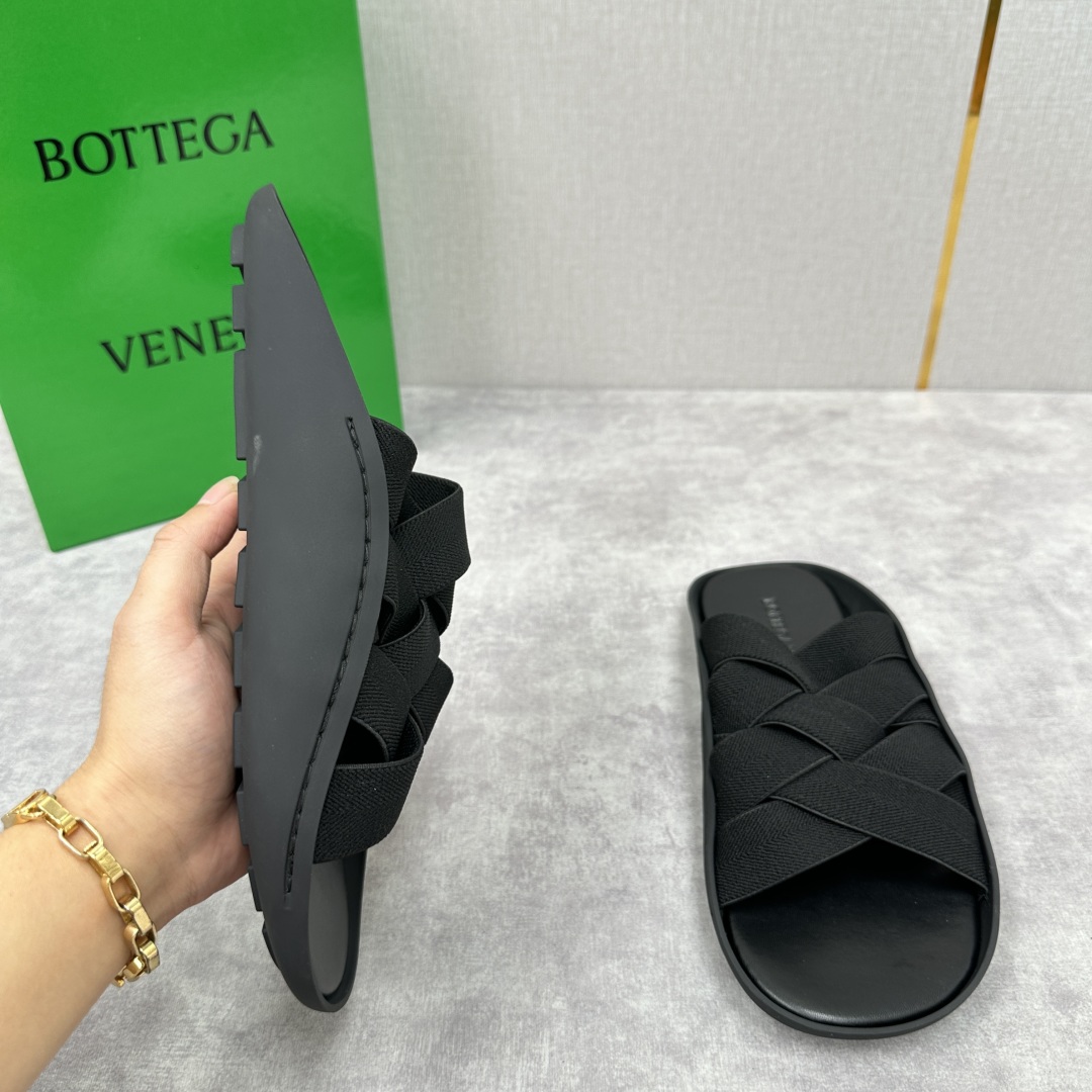 💋💍BV 新品中东凉拖鞋上🆕  鞋面采用编织弹力布，贴底车线工艺，多色彩鲜艳搭配  标志性编织设计、露趾