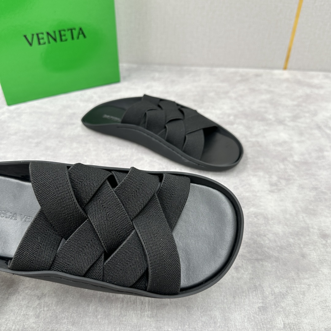 💋💍BV 新品中东凉拖鞋上🆕  鞋面采用编织弹力布，贴底车线工艺，多色彩鲜艳搭配  标志性编织设计、露趾