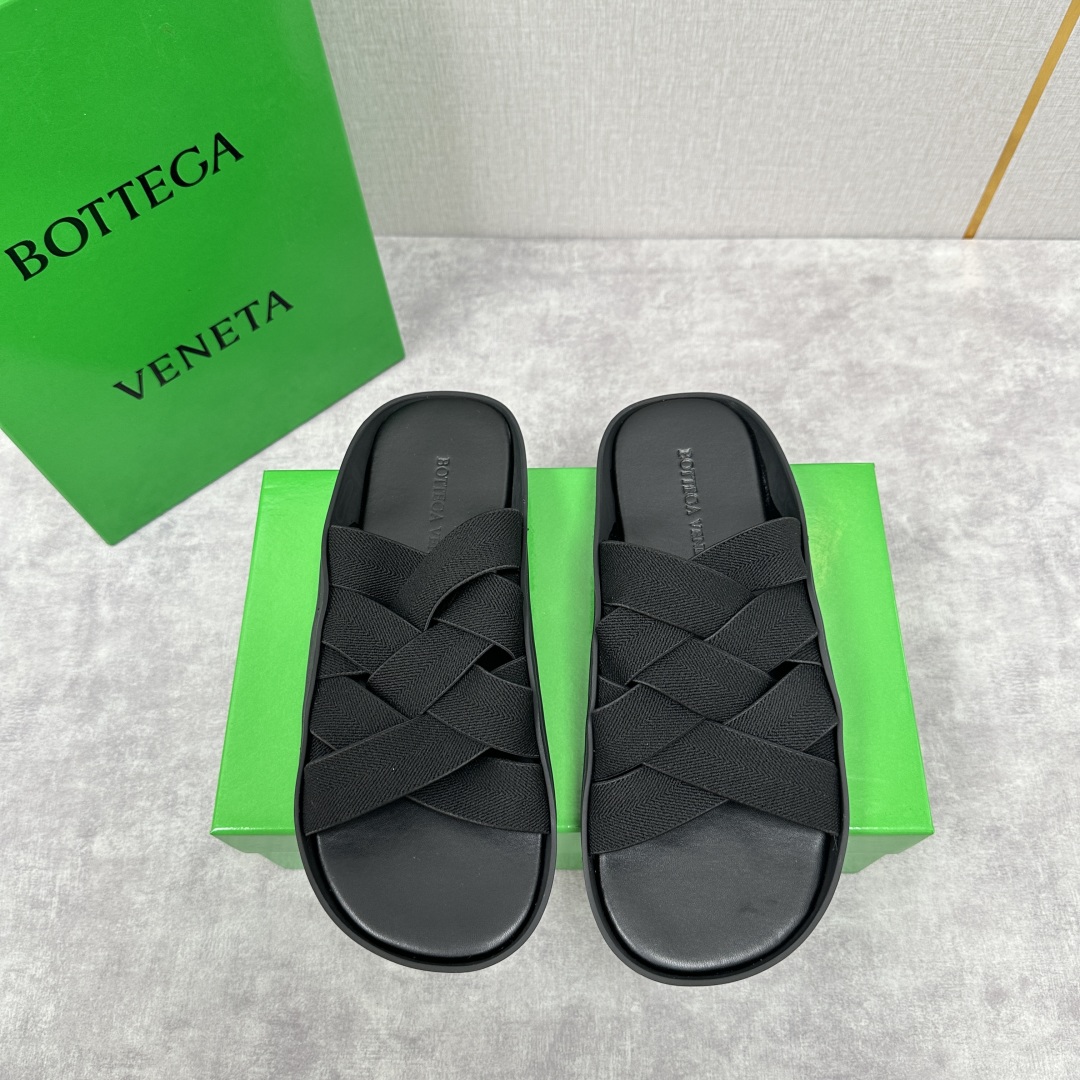 💋💍BV 新品中东凉拖鞋上🆕  鞋面采用编织弹力布，贴底车线工艺，多色彩鲜艳搭配  标志性编织设计、露趾