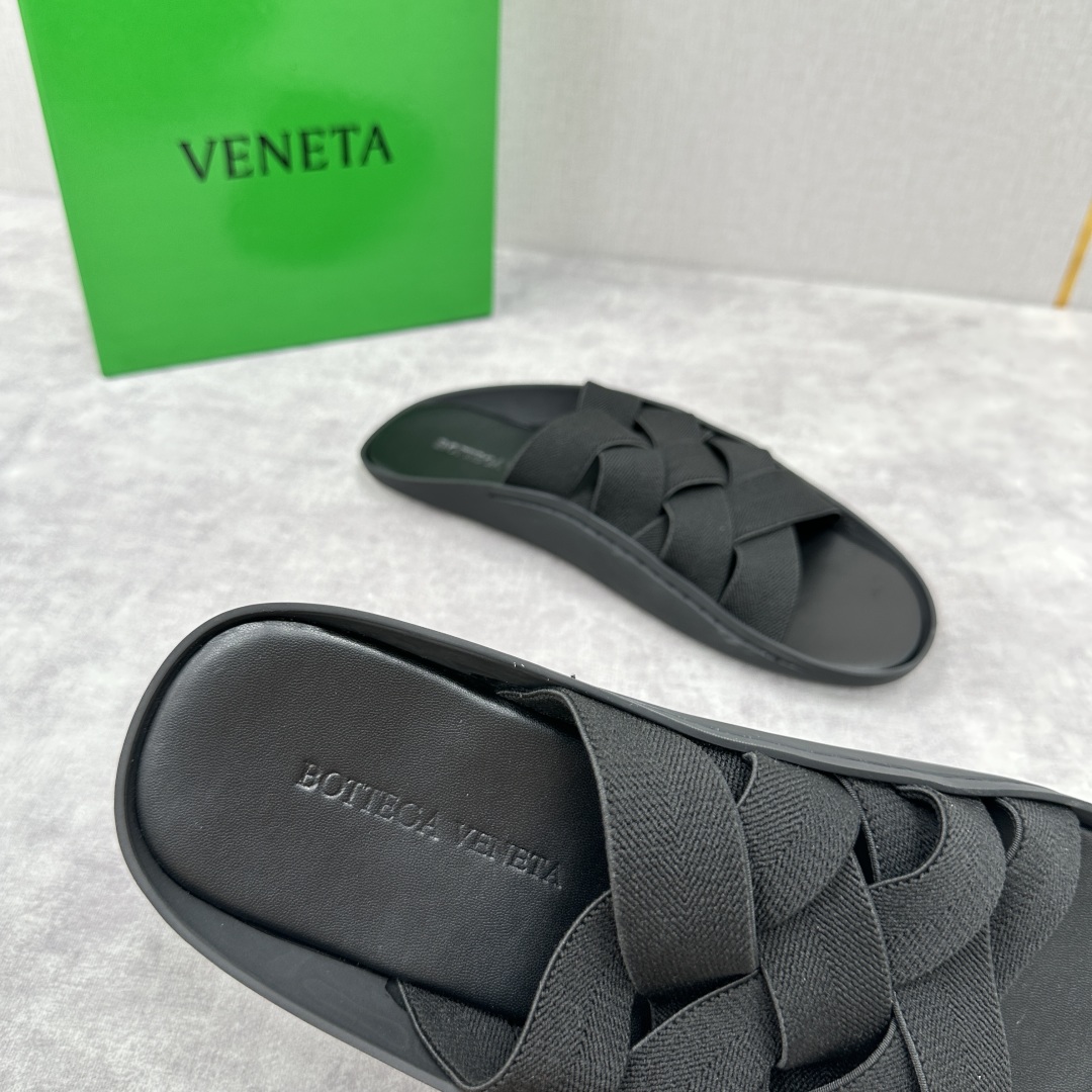 💋💍BV 新品中东凉拖鞋上🆕  鞋面采用编织弹力布，贴底车线工艺，多色彩鲜艳搭配  标志性编织设计、露趾