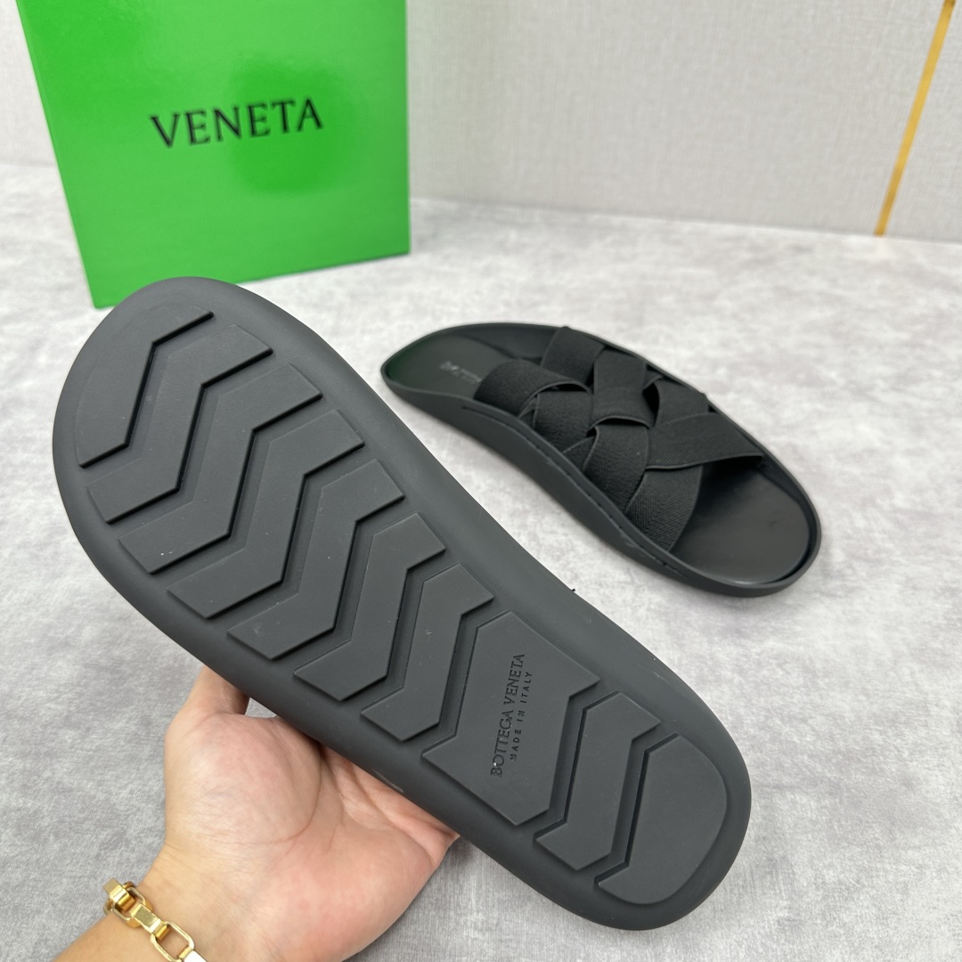 💋💍BV 新品中东凉拖鞋上🆕  鞋面采用编织弹力布，贴底车线工艺，多色彩鲜艳搭配  标志性编织设计、露趾