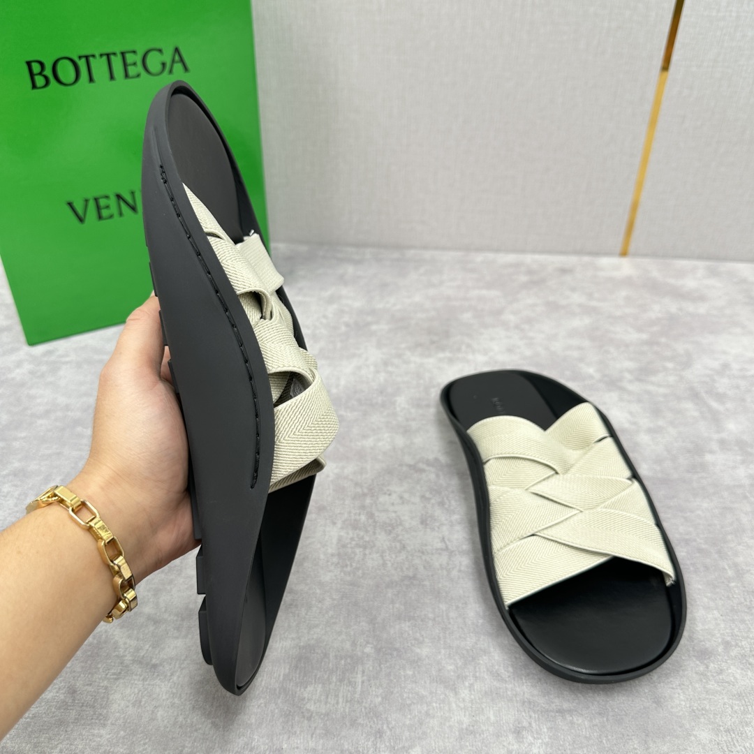 💋💍BV 新品中东凉拖鞋上🆕  鞋面采用编织弹力布，贴底车线工艺，多色彩鲜艳搭配  标志性编织设计、露趾