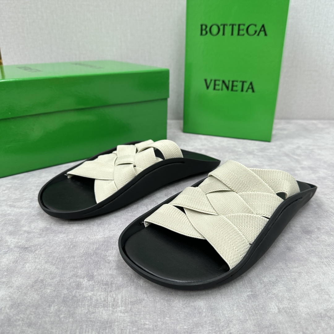 💋💍BV 新品中东凉拖鞋上🆕  鞋面采用编织弹力布，贴底车线工艺，多色彩鲜艳搭配  标志性编织设计、露趾