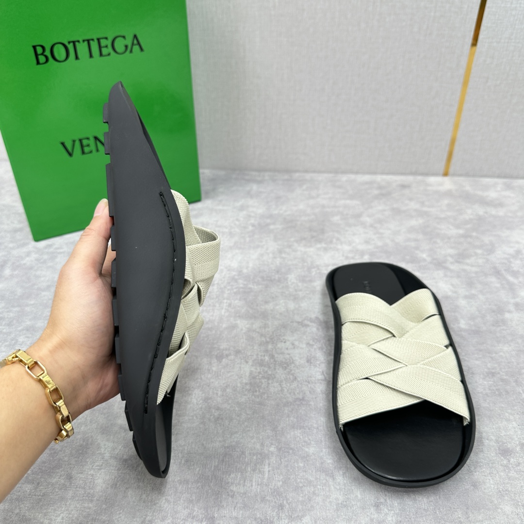 💋💍BV 新品中东凉拖鞋上🆕  鞋面采用编织弹力布，贴底车线工艺，多色彩鲜艳搭配  标志性编织设计、露趾