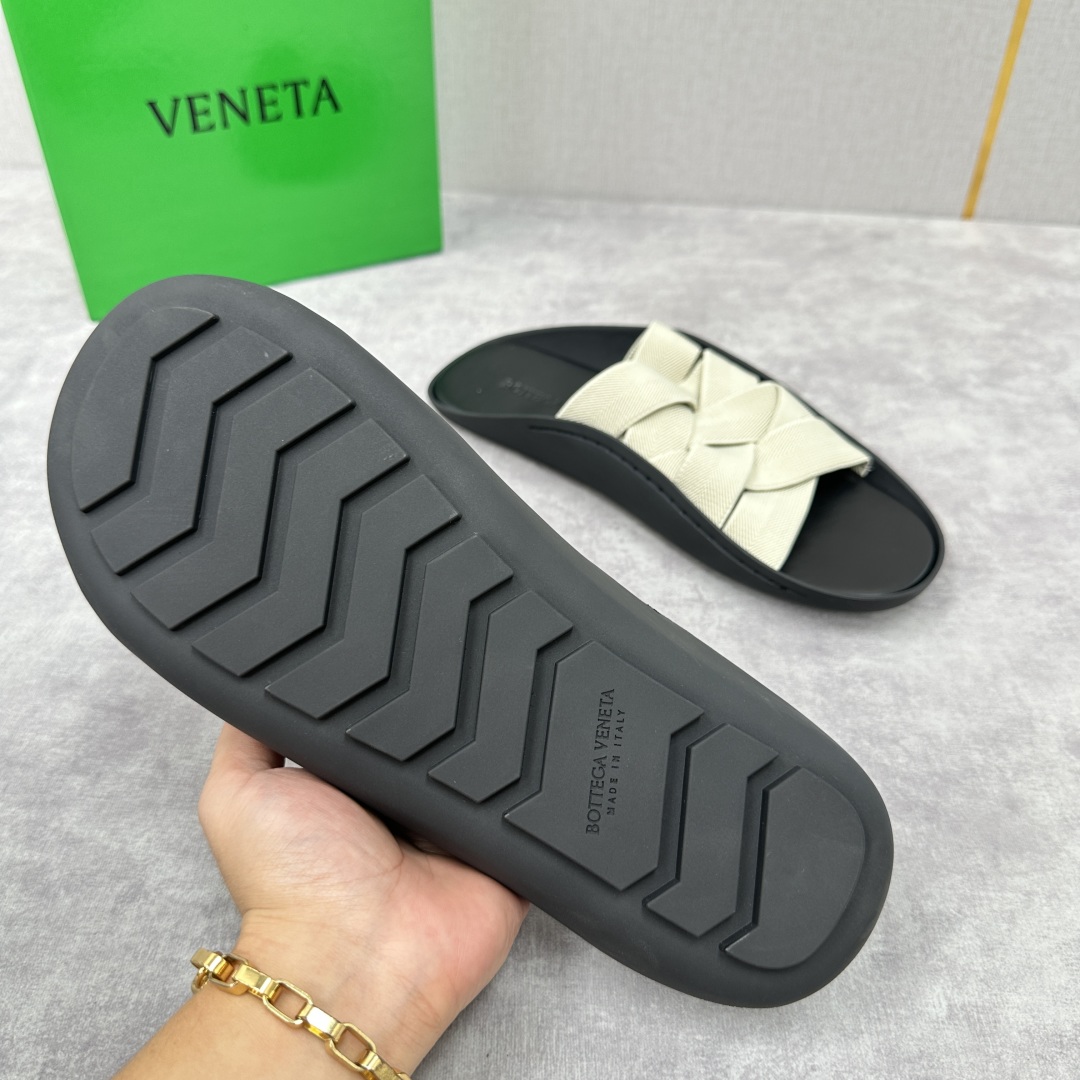 💋💍BV 新品中东凉拖鞋上🆕  鞋面采用编织弹力布，贴底车线工艺，多色彩鲜艳搭配  标志性编织设计、露趾