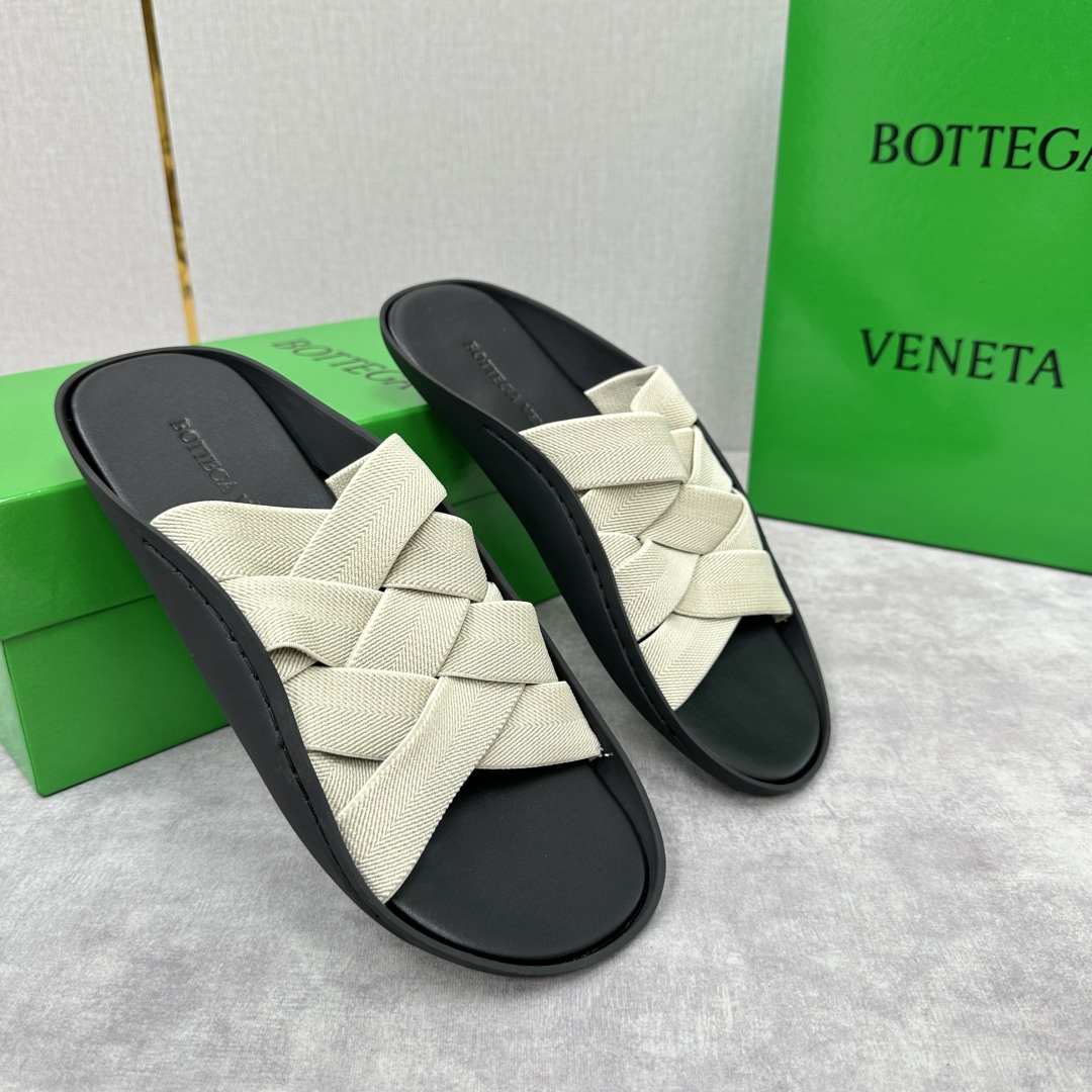 💋💍BV 新品中东凉拖鞋上🆕  鞋面采用编织弹力布，贴底车线工艺，多色彩鲜艳搭配  标志性编织设计、露趾