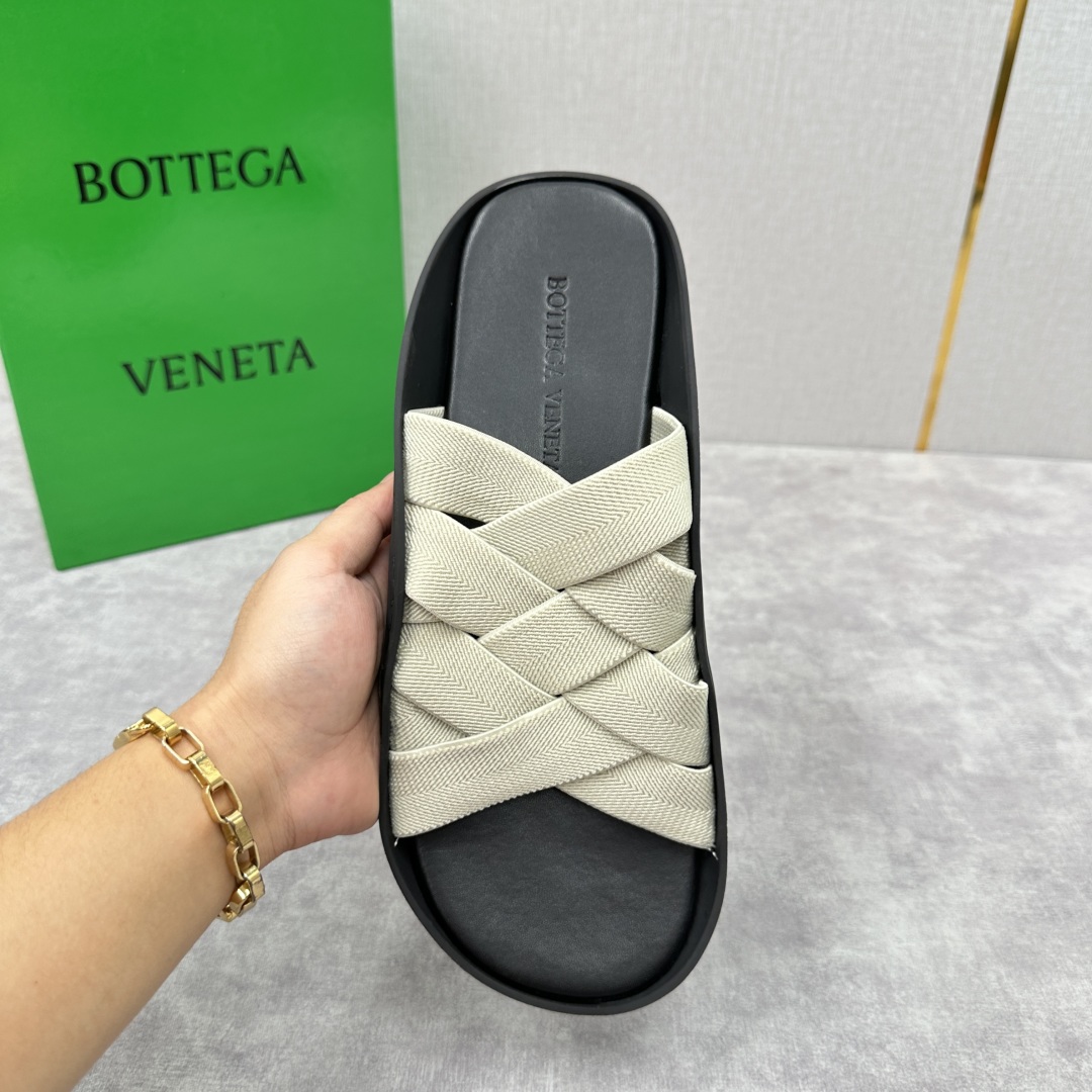 💋💍BV 新品中东凉拖鞋上🆕  鞋面采用编织弹力布，贴底车线工艺，多色彩鲜艳搭配  标志性编织设计、露趾