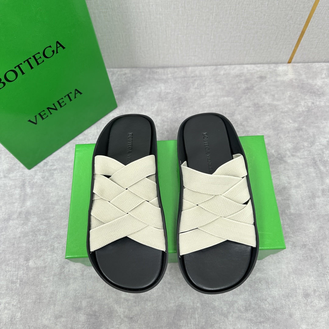 💋💍BV 新品中东凉拖鞋上🆕  鞋面采用编织弹力布，贴底车线工艺，多色彩鲜艳搭配  标志性编织设计、露趾