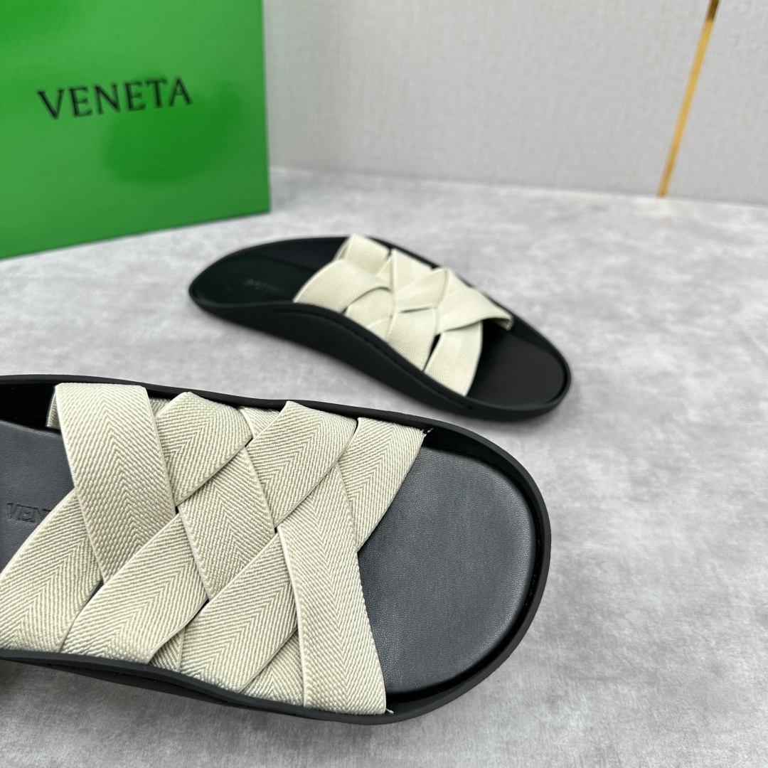 💋💍BV 新品中东凉拖鞋上🆕  鞋面采用编织弹力布，贴底车线工艺，多色彩鲜艳搭配  标志性编织设计、露趾