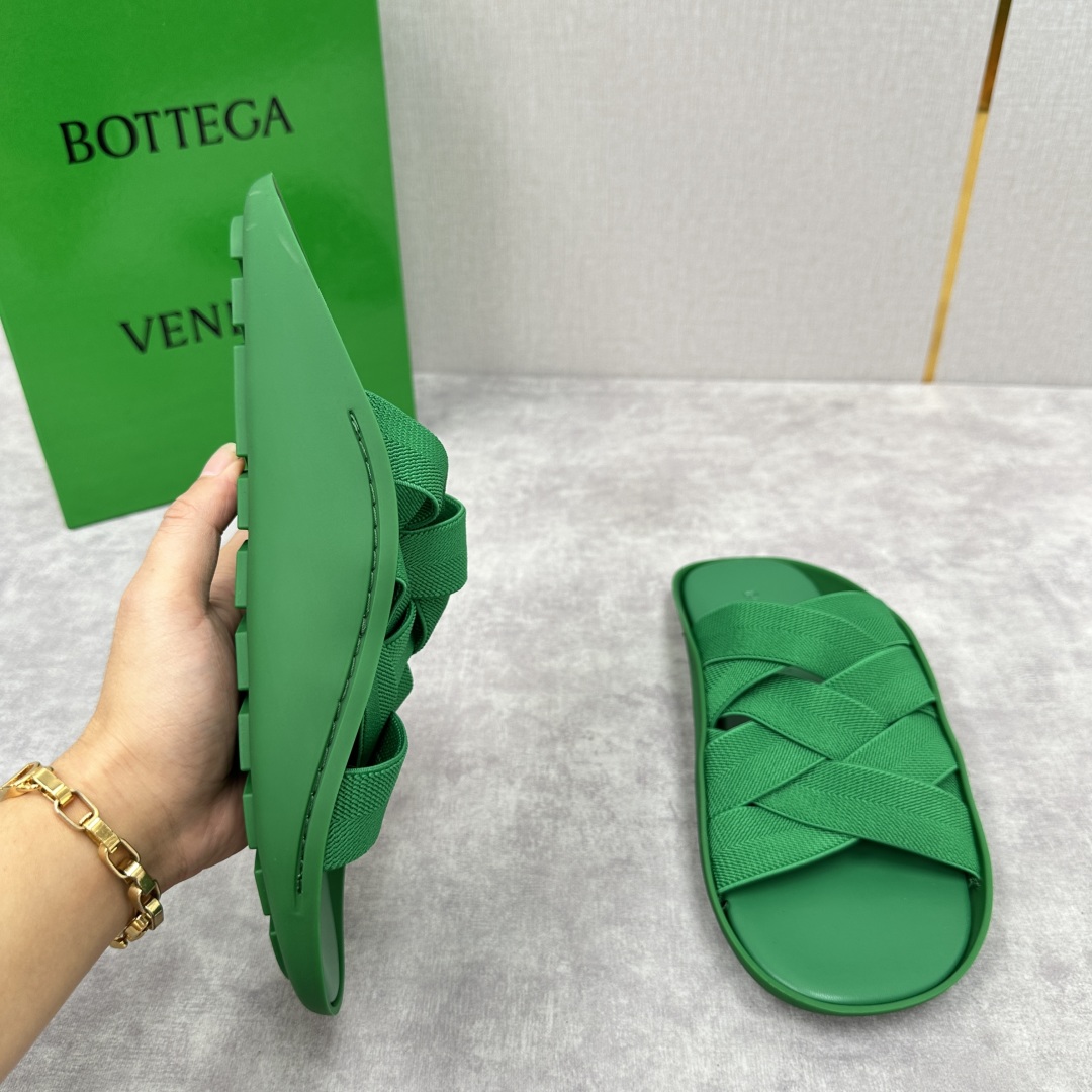 💋💍BV 新品中东凉拖鞋上🆕  鞋面采用编织弹力布，贴底车线工艺，多色彩鲜艳搭配  标志性编织设计、露趾