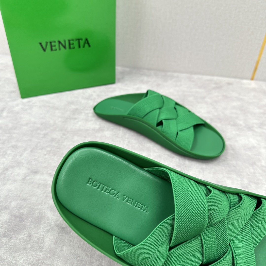 💋💍BV 新品中东凉拖鞋上🆕  鞋面采用编织弹力布，贴底车线工艺，多色彩鲜艳搭配  标志性编织设计、露趾