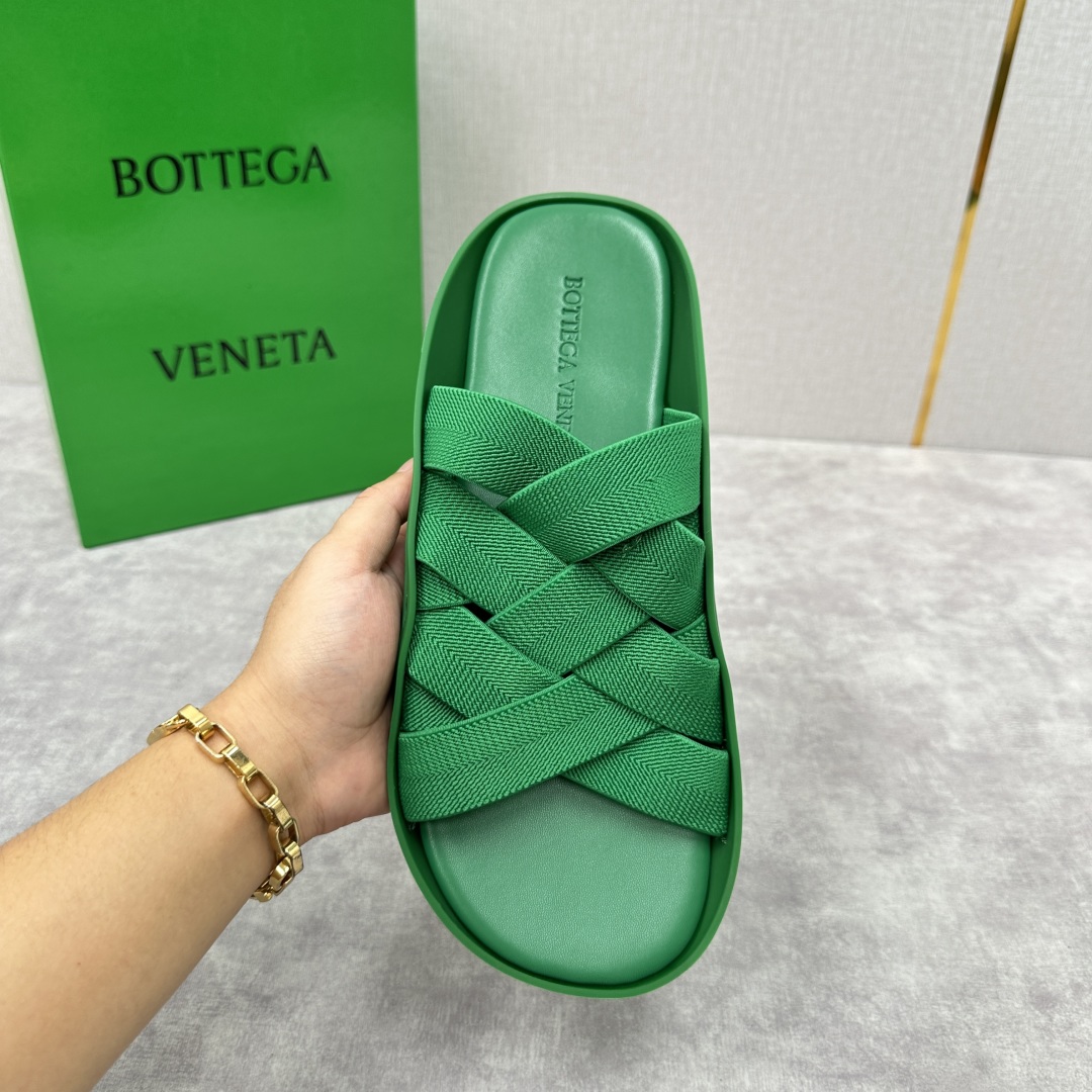 💋💍BV 新品中东凉拖鞋上🆕  鞋面采用编织弹力布，贴底车线工艺，多色彩鲜艳搭配  标志性编织设计、露趾