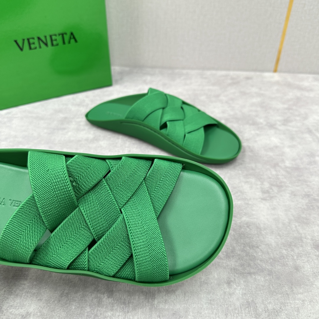 💋💍BV 新品中东凉拖鞋上🆕  鞋面采用编织弹力布，贴底车线工艺，多色彩鲜艳搭配  标志性编织设计、露趾
