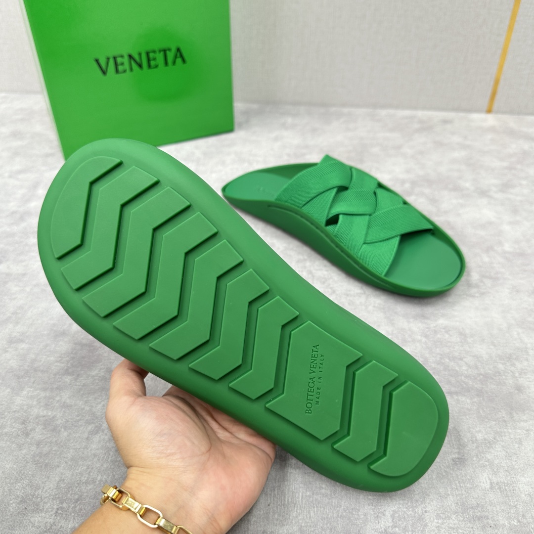 💋💍BV 新品中东凉拖鞋上🆕  鞋面采用编织弹力布，贴底车线工艺，多色彩鲜艳搭配  标志性编织设计、露趾