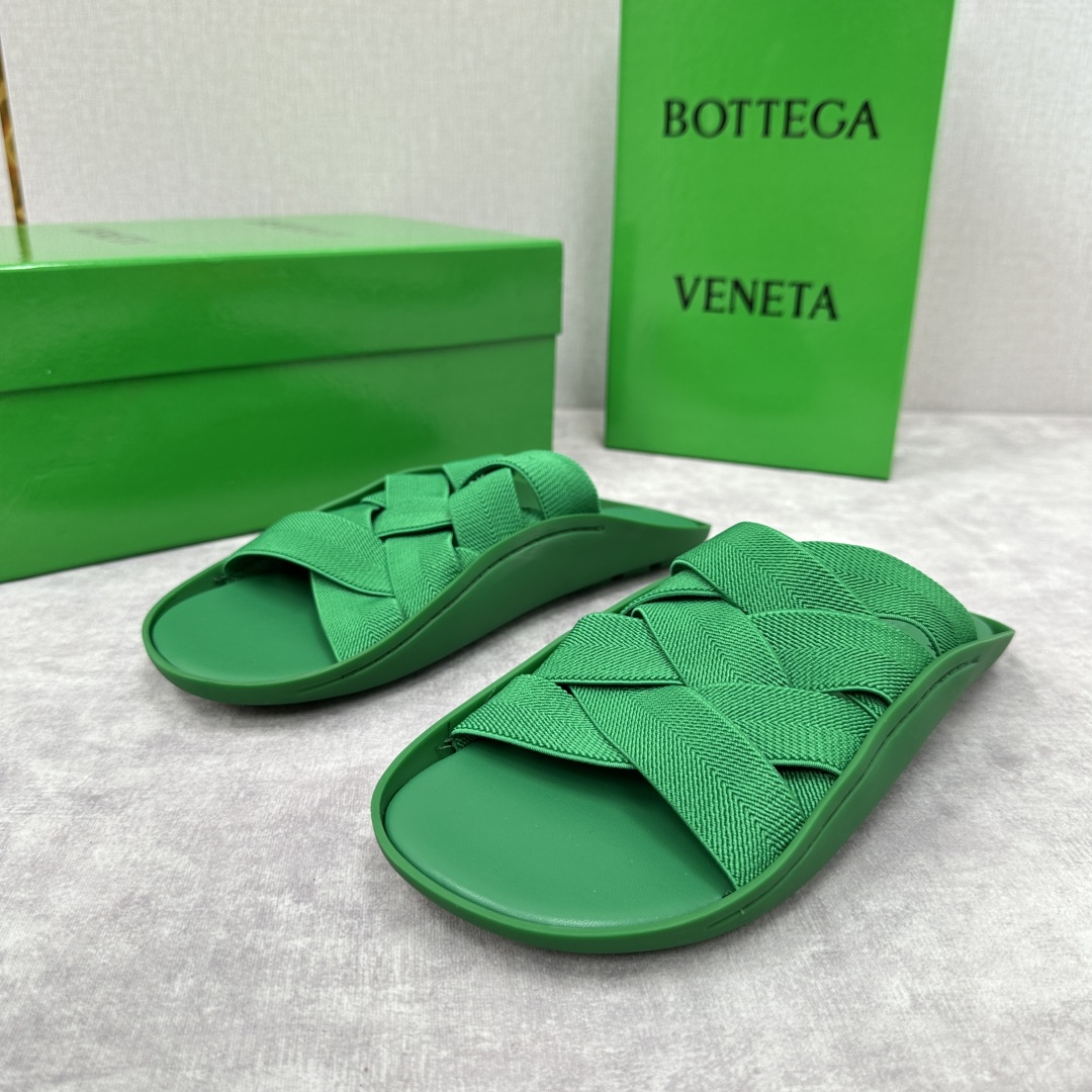 💋💍BV 新品中东凉拖鞋上🆕  鞋面采用编织弹力布，贴底车线工艺，多色彩鲜艳搭配  标志性编织设计、露趾