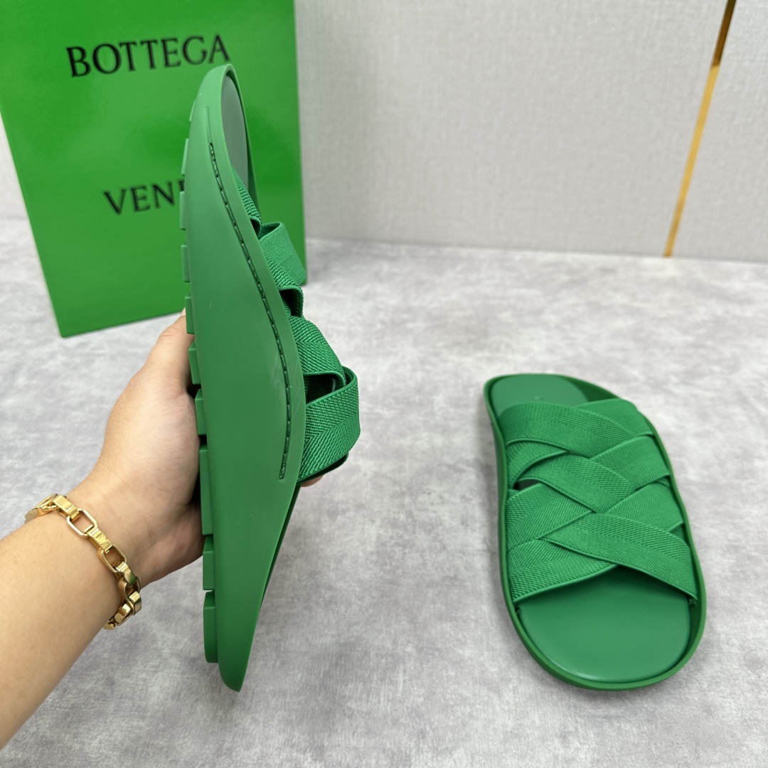 💋💍BV 新品中东凉拖鞋上🆕  鞋面采用编织弹力布，贴底车线工艺，多色彩鲜艳搭配  标志性编织设计、露趾