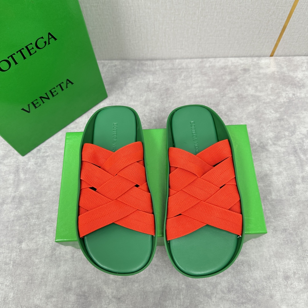 💋💍BV 新品中东凉拖鞋上🆕  鞋面采用编织弹力布，贴底车线工艺，多色彩鲜艳搭配  标志性编织设计、露趾