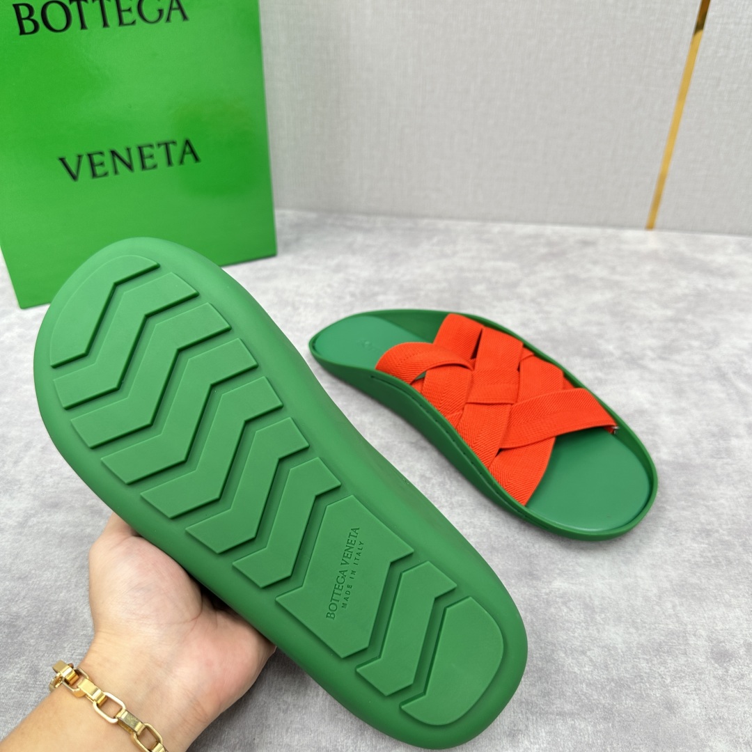 💋💍BV 新品中东凉拖鞋上🆕  鞋面采用编织弹力布，贴底车线工艺，多色彩鲜艳搭配  标志性编织设计、露趾