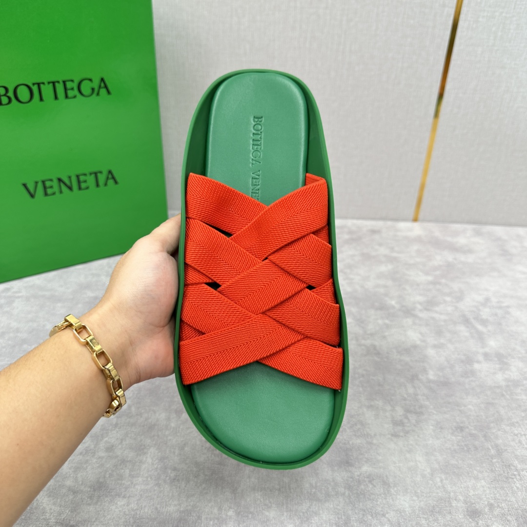💋💍BV 新品中东凉拖鞋上🆕  鞋面采用编织弹力布，贴底车线工艺，多色彩鲜艳搭配  标志性编织设计、露趾
