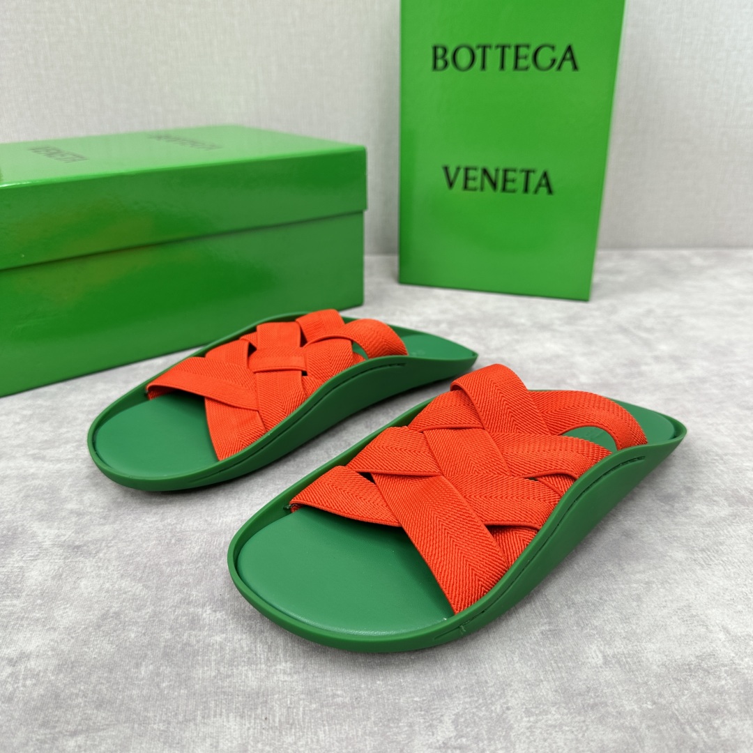 💋💍BV 新品中东凉拖鞋上🆕  鞋面采用编织弹力布，贴底车线工艺，多色彩鲜艳搭配  标志性编织设计、露趾