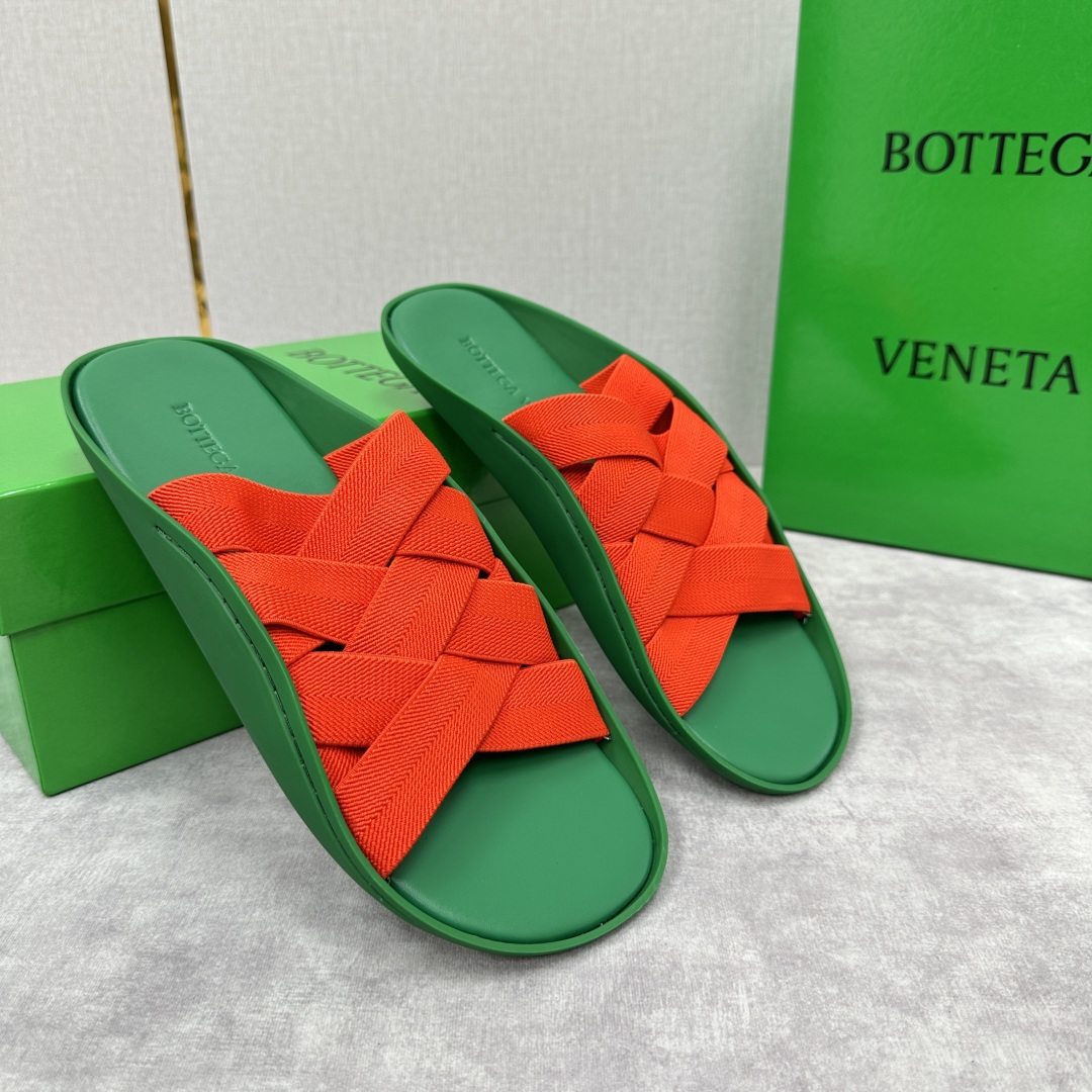 💋💍BV 新品中东凉拖鞋上🆕  鞋面采用编织弹力布，贴底车线工艺，多色彩鲜艳搭配  标志性编织设计、露趾