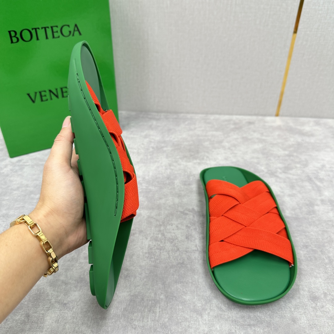 💋💍BV 新品中东凉拖鞋上🆕  鞋面采用编织弹力布，贴底车线工艺，多色彩鲜艳搭配  标志性编织设计、露趾