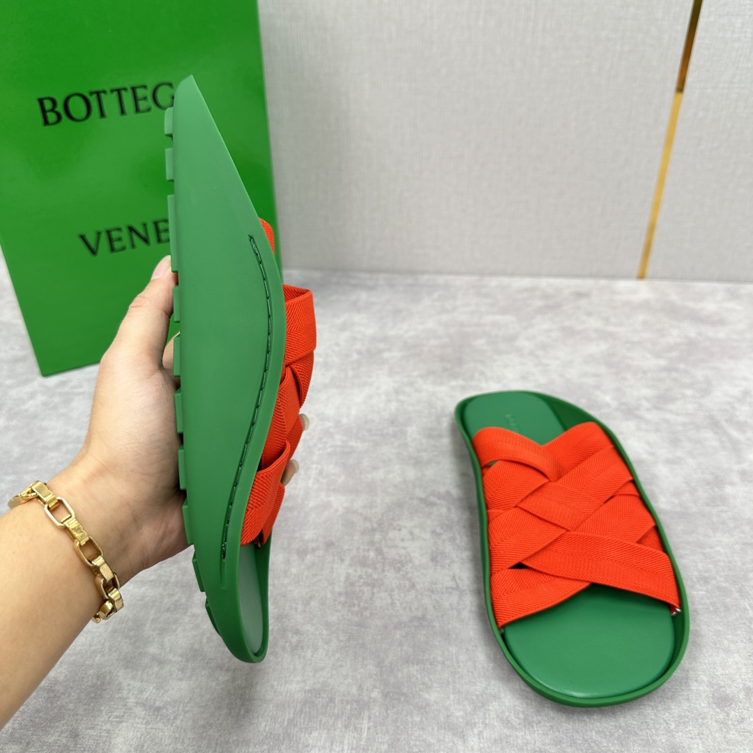💋💍BV 新品中东凉拖鞋上🆕  鞋面采用编织弹力布，贴底车线工艺，多色彩鲜艳搭配  标志性编织设计、露趾