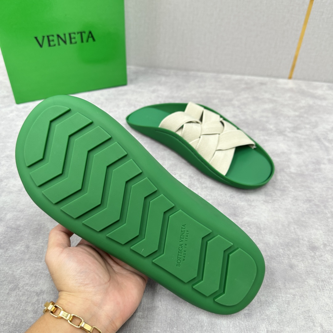 💋💍BV 新品中东凉拖鞋上🆕  鞋面采用编织弹力布，贴底车线工艺，多色彩鲜艳搭配  标志性编织设计、露趾