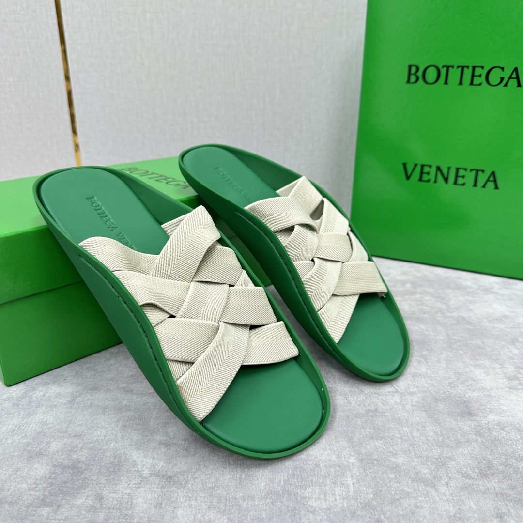 💋💍BV 新品中东凉拖鞋上🆕  鞋面采用编织弹力布，贴底车线工艺，多色彩鲜艳搭配  标志性编织设计、露趾