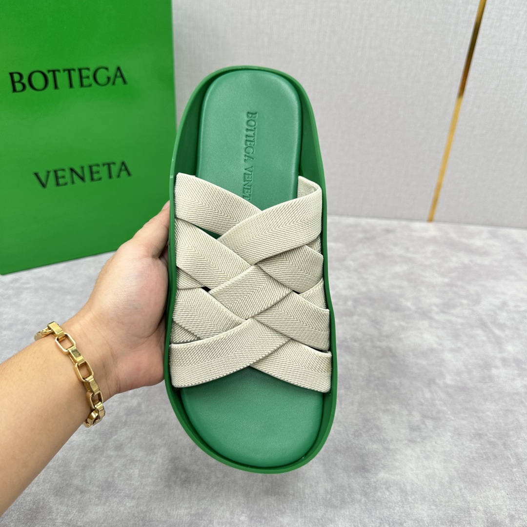 💋💍BV 新品中东凉拖鞋上🆕  鞋面采用编织弹力布，贴底车线工艺，多色彩鲜艳搭配  标志性编织设计、露趾