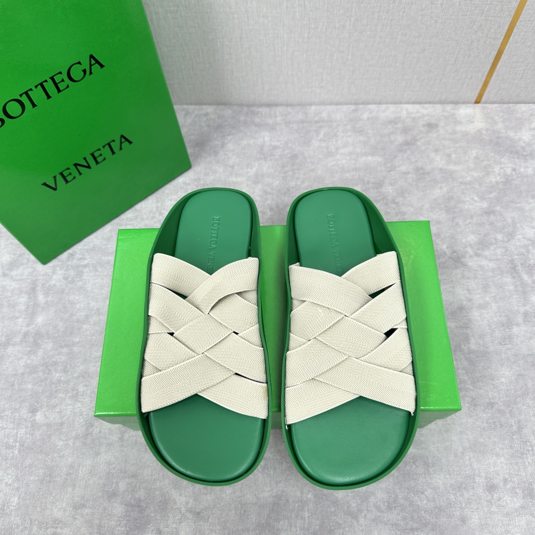 💋💍BV 新品中东凉拖鞋上🆕  鞋面采用编织弹力布，贴底车线工艺，多色彩鲜艳搭配  标志性编织设计、露趾