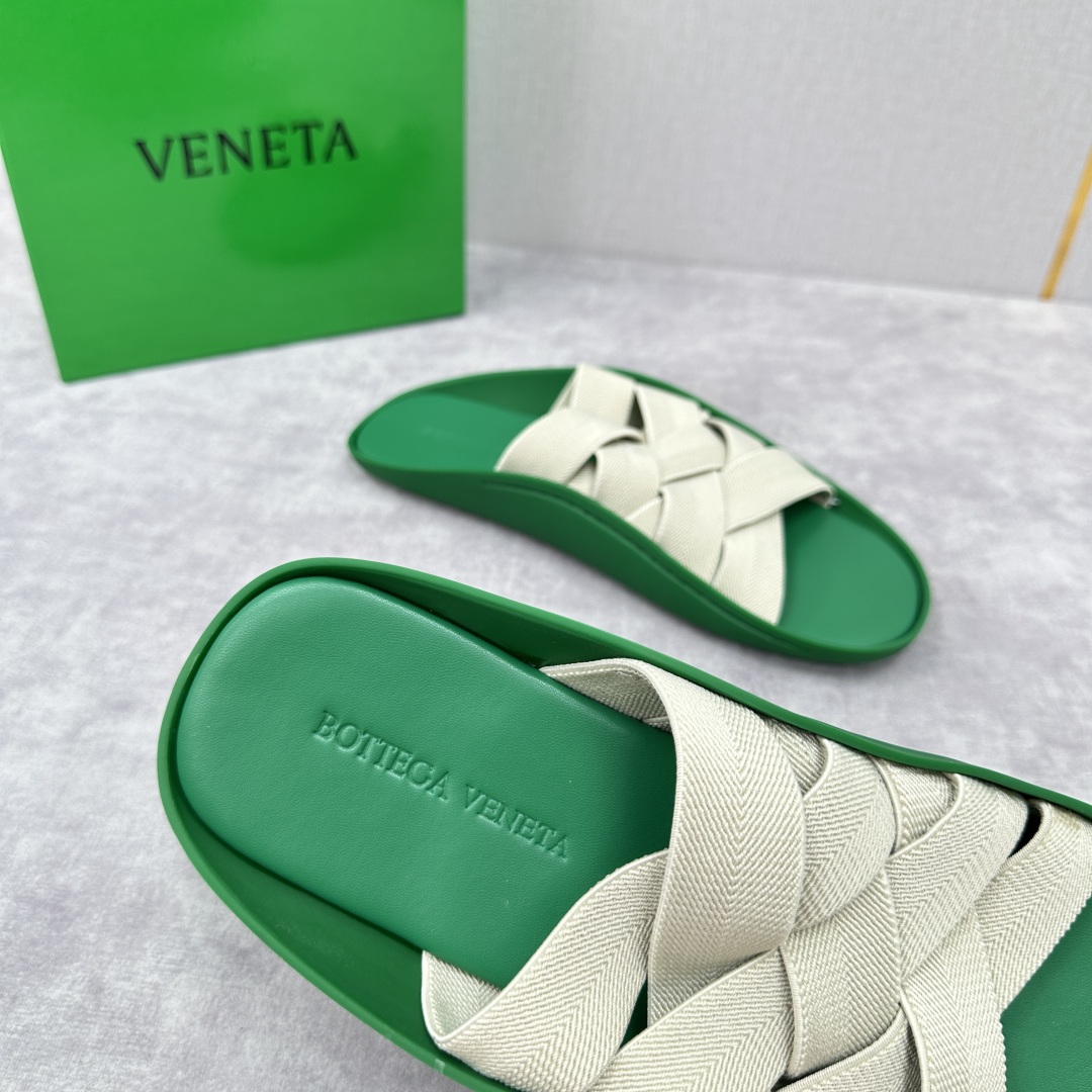 💋💍BV 新品中东凉拖鞋上🆕  鞋面采用编织弹力布，贴底车线工艺，多色彩鲜艳搭配  标志性编织设计、露趾
