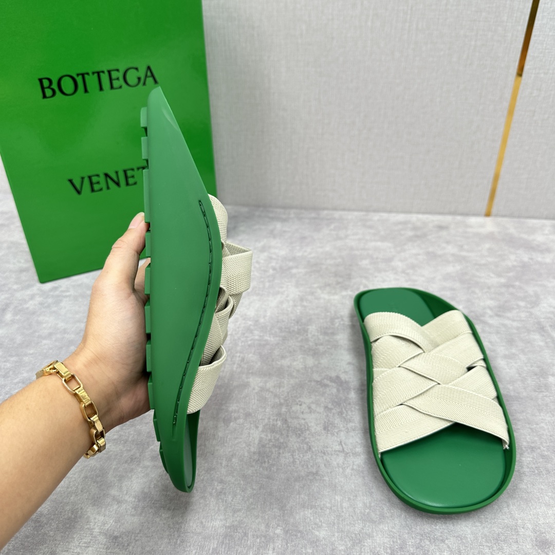 💋💍BV 新品中东凉拖鞋上🆕  鞋面采用编织弹力布，贴底车线工艺，多色彩鲜艳搭配  标志性编织设计、露趾