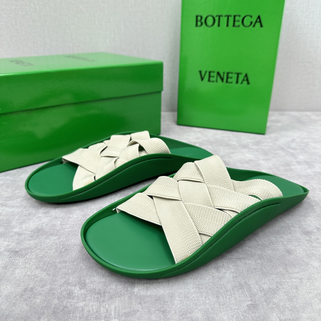 💋💍BV 新品中东凉拖鞋上🆕  鞋面采用编织弹力布，贴底车线工艺，多色彩鲜艳搭配  标志性编织设计、露趾
