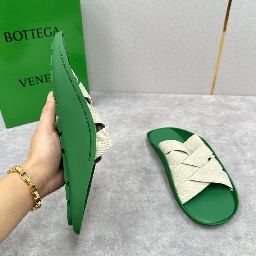 💋💍BV 新品中东凉拖鞋上🆕  鞋面采用编织弹力布，贴底车线工艺，多色彩鲜艳搭配  标志性编织设计、露趾