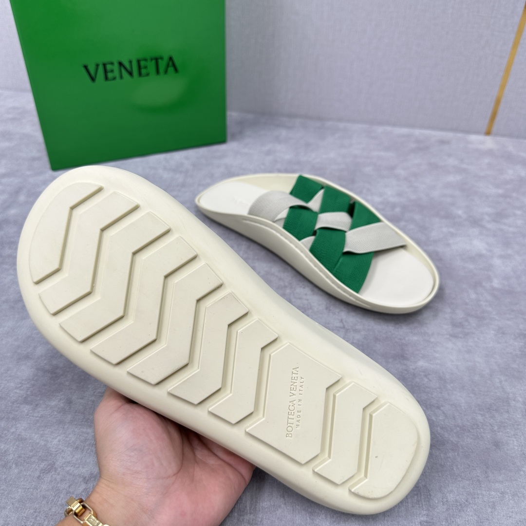 💋💍BV 新品中东凉拖鞋上🆕  鞋面采用编织弹力布，贴底车线工艺，多色彩鲜艳搭配  标志性编织设计、露趾