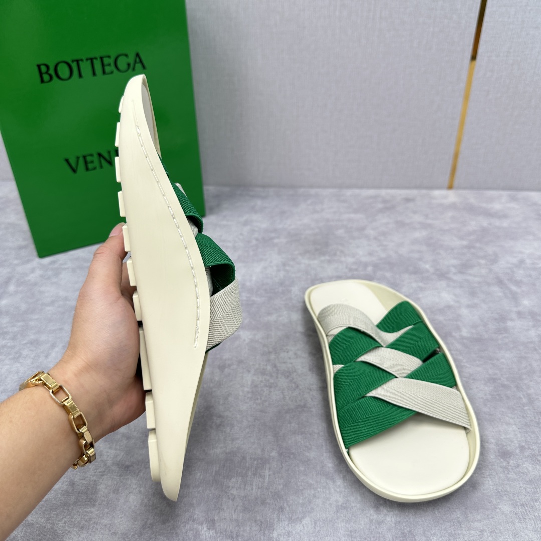 💋💍BV 新品中东凉拖鞋上🆕  鞋面采用编织弹力布，贴底车线工艺，多色彩鲜艳搭配  标志性编织设计、露趾