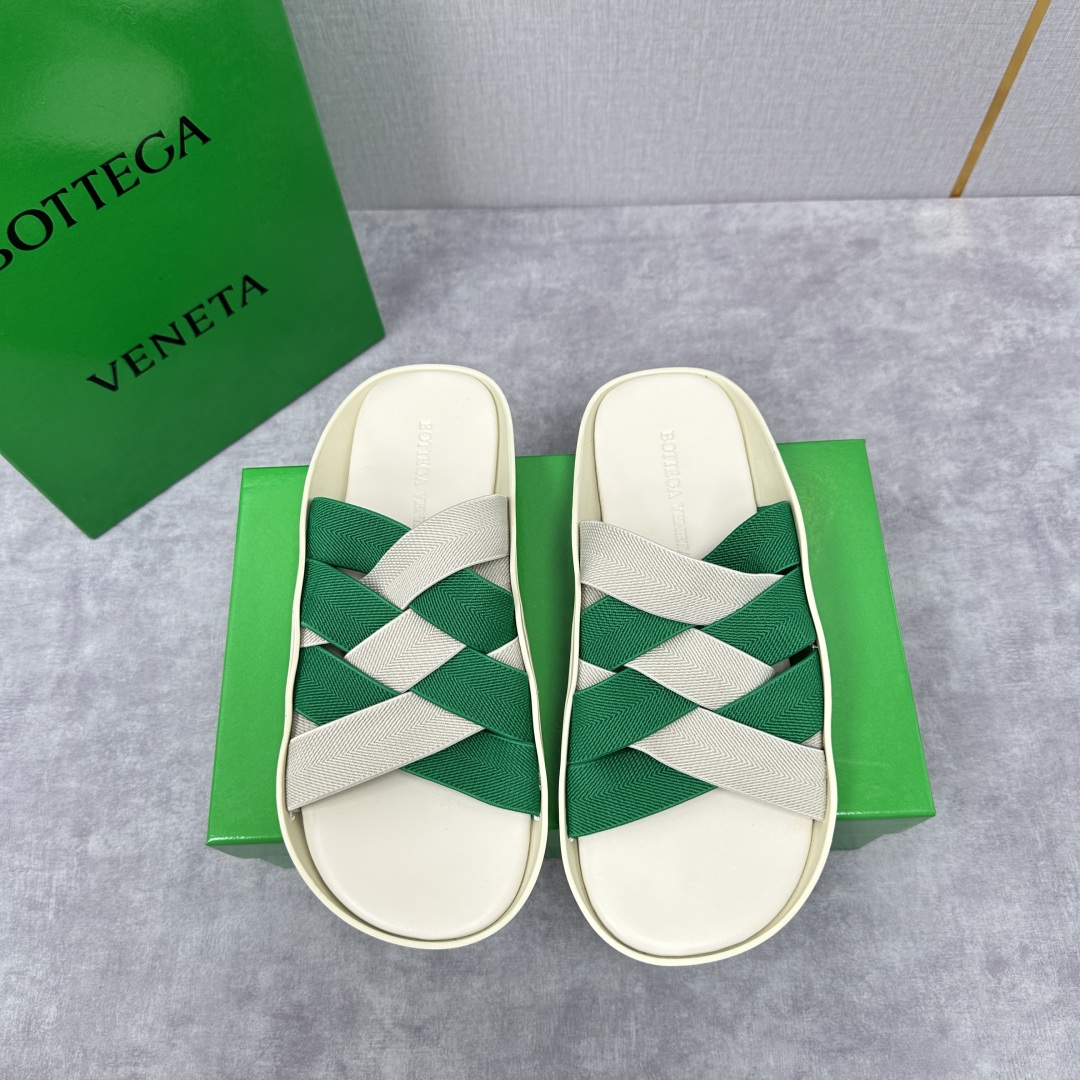 💋💍BV 新品中东凉拖鞋上🆕  鞋面采用编织弹力布，贴底车线工艺，多色彩鲜艳搭配  标志性编织设计、露趾