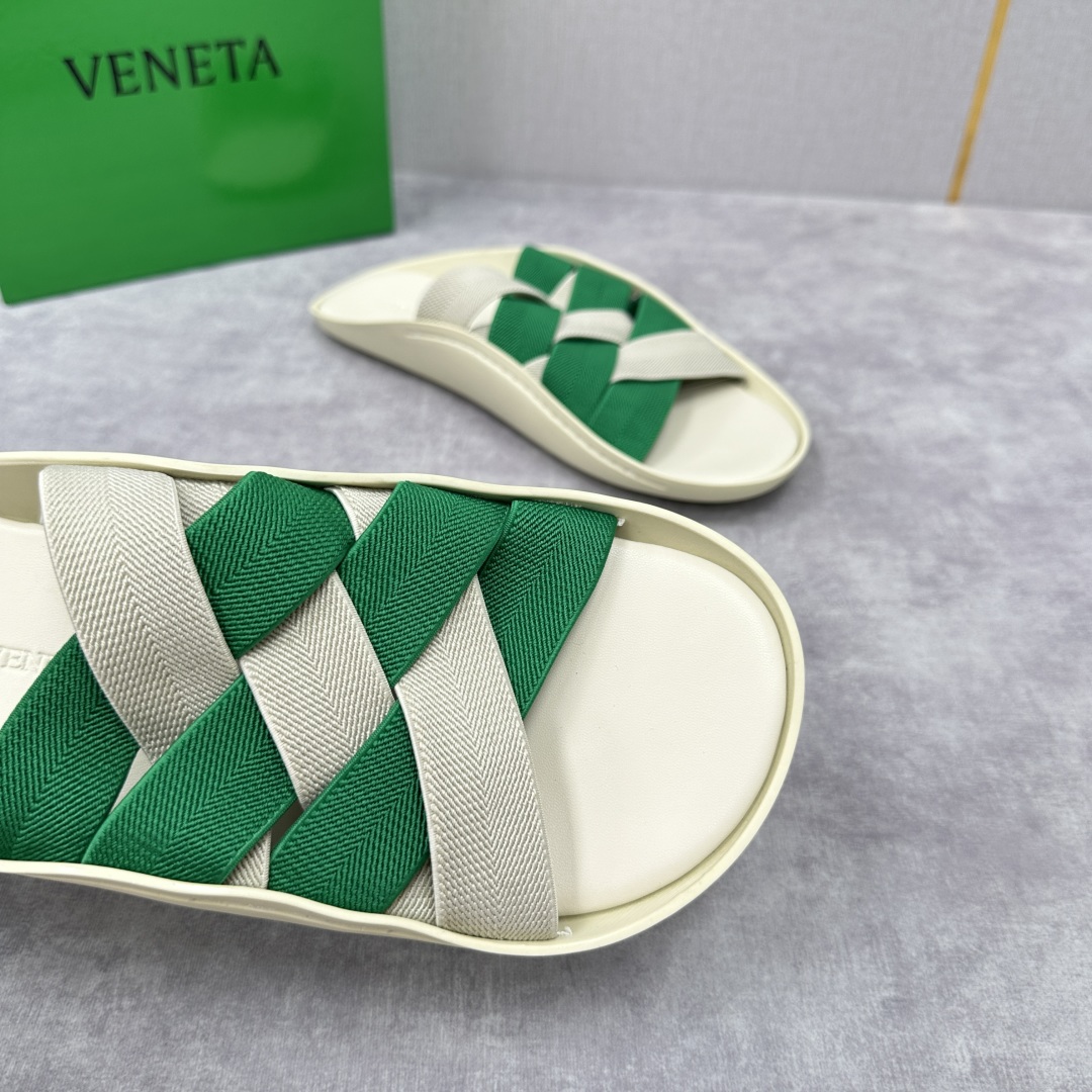 💋💍BV 新品中东凉拖鞋上🆕  鞋面采用编织弹力布，贴底车线工艺，多色彩鲜艳搭配  标志性编织设计、露趾