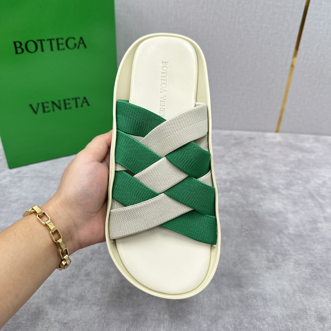 💋💍BV 新品中东凉拖鞋上🆕  鞋面采用编织弹力布，贴底车线工艺，多色彩鲜艳搭配  标志性编织设计、露趾