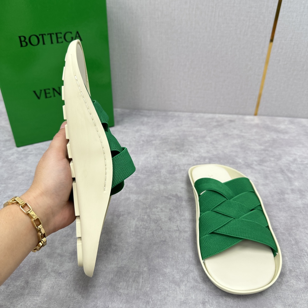 💋💍BV 新品中东凉拖鞋上🆕  鞋面采用编织弹力布，贴底车线工艺，多色彩鲜艳搭配  标志性编织设计、露趾